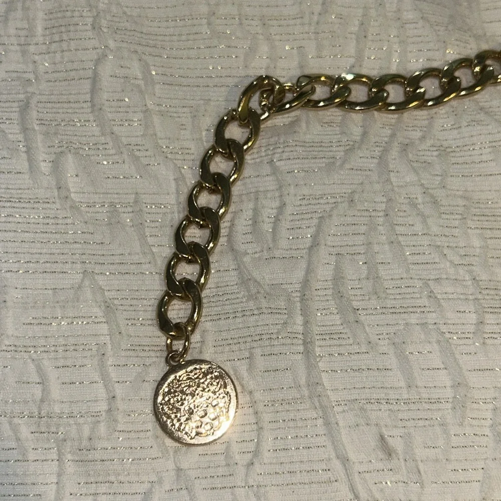 Vince Camuto Gold Tone Chunky Curb Link Belt Lion Crest Medallion Coin‎ Charm